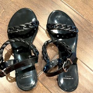 Cute black jelly sandals.